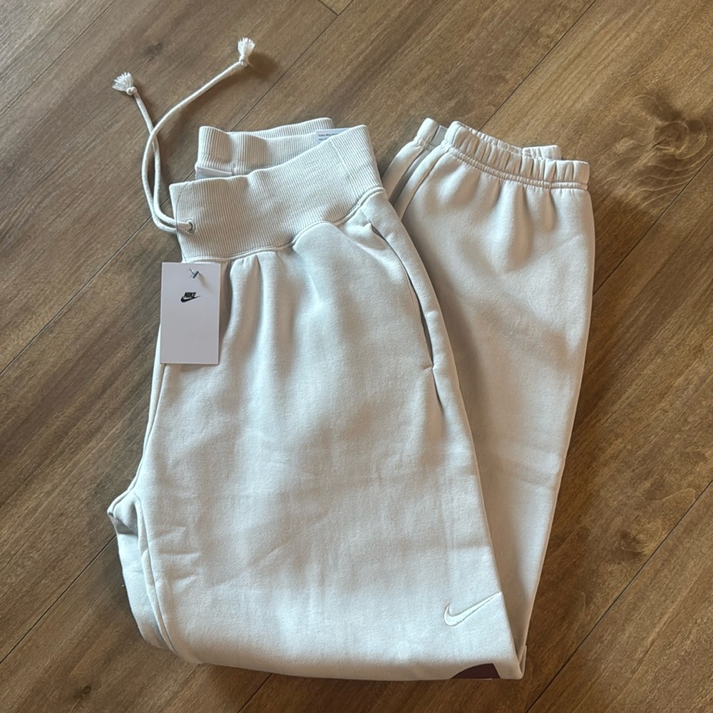 Nwt Nike joggers, oversized fit